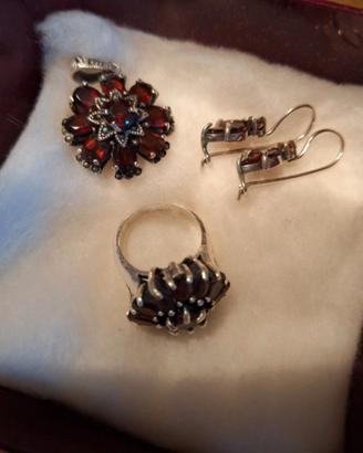 Parure pendente collana, orecchini e anello