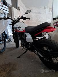 Moto ducati scramber motard