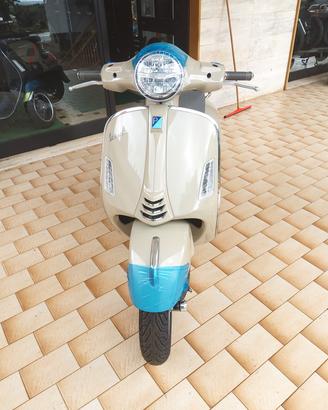 Piaggio Vespa 310 GTS hpe Beige