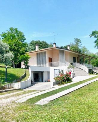 INCANTEVOLE VILLA CON PARCO: eleganza e prestigio!
