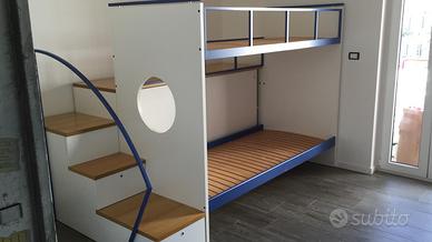 Letto a castello con scala laterale