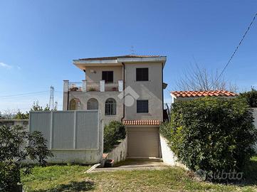 VILLA SINGOLA A SANTERAMO IN COLLE