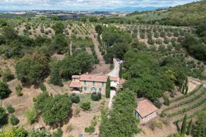 Rustico / Casale di 400 m² con più di 5 locali e b