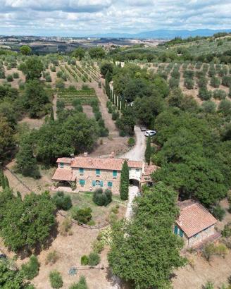 Rustico / Casale di 400 m² con più di 5 locali e b