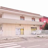 CASA SINGOLA CON GIARDINO E LOCALE COMMERCIALE A R