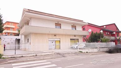CASA SINGOLA CON GIARDINO E LOCALE COMMERCIALE A R