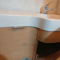 lavandino sospeso con rubinetto