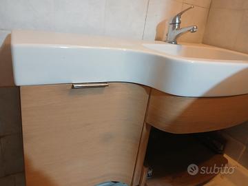 lavandino sospeso con rubinetto