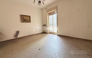 Luminoso trilocale con balcone in Via Pietro Caste