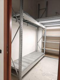 Scaffale metallico robusto componibile con ripiani