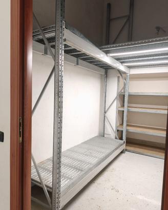 Scaffale metallico robusto componibile con ripiani