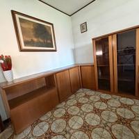 Sala completa in legno con tavolo e sedie