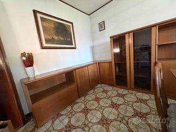 Sala completa in legno con tavolo e sedie