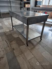 tavolo in acciaio inox