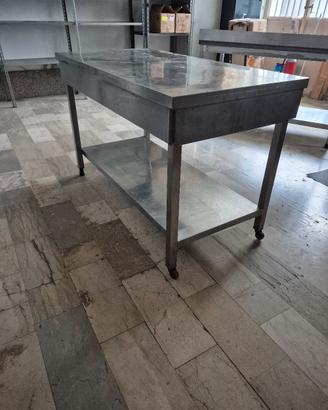 tavolo in acciaio inox
