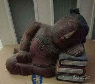 Statua con libri