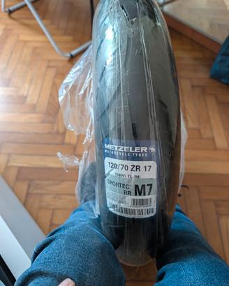 gomma moto  anteriore 120/70/17 metzeler m7rr