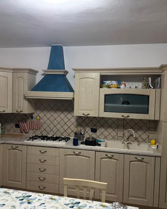 Cucina + tavolo con 6 sedie