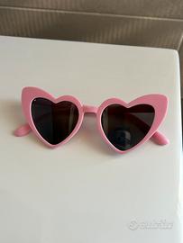Occhiali da sole rosa a forma di cuore