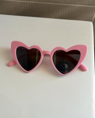 Occhiali da sole rosa a forma di cuore