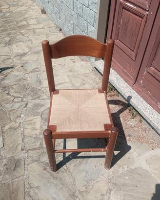 sedie in legno incordate.