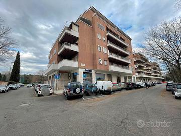 Talenti - locale commerciale con due vetrine