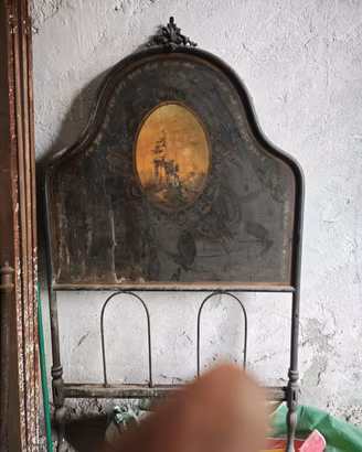 testate letto in ferro battuto e decorato a mano. 