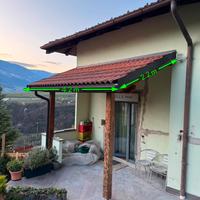 tettoia in legno completa con tegole.