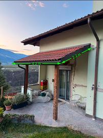 tettoia in legno completa con tegole.