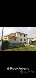 Villa di 217 m² con più di 5 locali e box auto a S