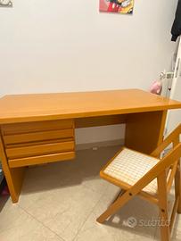 scrivania in legno
