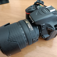 Macchina Reflex Nikon D5500 con NIKKOR 18-140mm