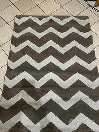 Tappeto a pelo corto bianco e nero