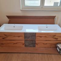 Doppio lavabo sollevato da terra