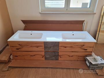 Doppio lavabo sollevato da terra