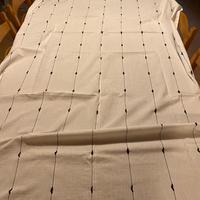 2 tende bianche con decorazione