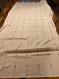 2 tende bianche con decorazione