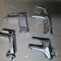 Stock di miscelatori per lavabo.