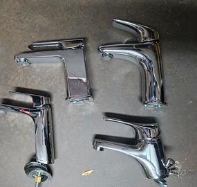 Stock di miscelatori per lavabo.