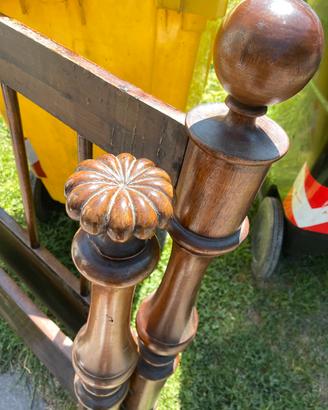 Letto singolo antico in legno