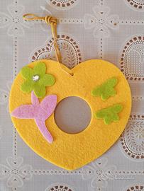 Cornice per foto in pannolencio a forma di cuore