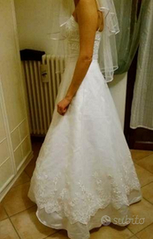 Abito da sposa con accessori