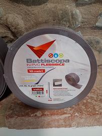 Battiscopa in PVC flessibile grigio chiaro.