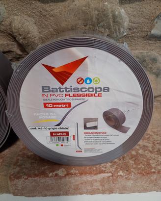 Battiscopa in PVC flessibile grigio chiaro.