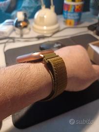 Smartwatch gold con cinturino elastico. 