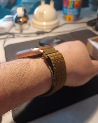 Smartwatch gold con cinturino elastico. 