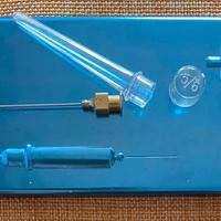 Bollitore, siringa ed ago vintage