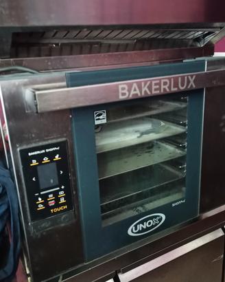 Forno professionale UNOX Bakerlux con cappa