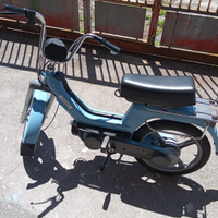 Piaggio si color azzurro