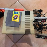 Nintendo 8 bit con gioco, controller e pistola